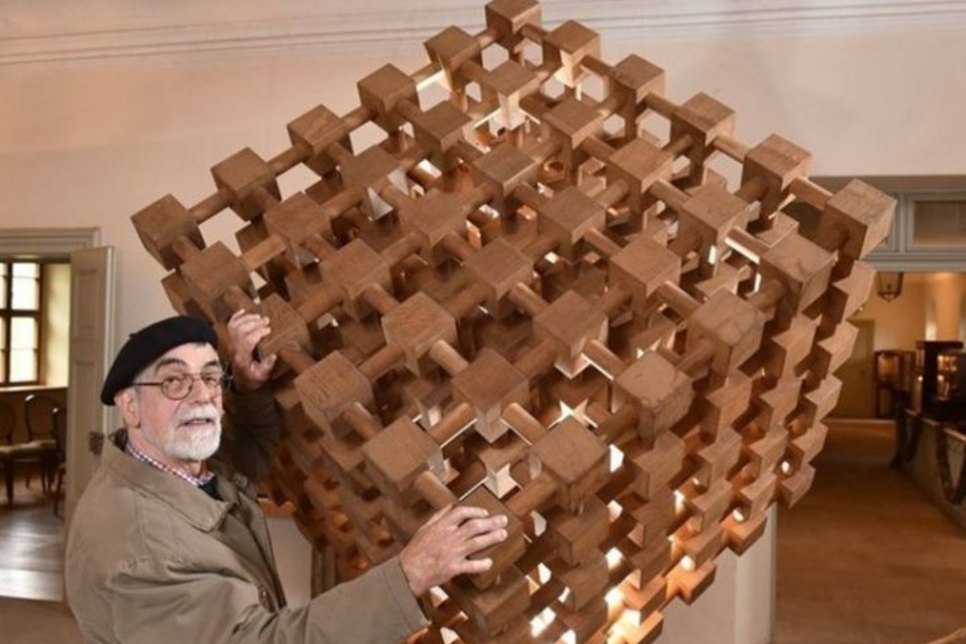 Georg Brücker mit einem seiner Holzobjekte. Foto: Verein