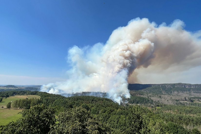 Blick auf die Brandstellen im Winterberggebiet vom tschechischen Janov aus (25. Juli).