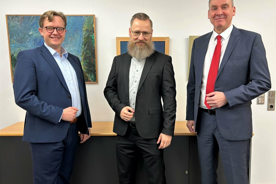 Andreas Pfeiffer (neuer Aufsichtsratsvorsitzender KWG), Tobias Dorn (Geschäftsführer KWG) und Andreas Fredrich (ehemaliger Aufsichtsratsvorsitzender KWG).