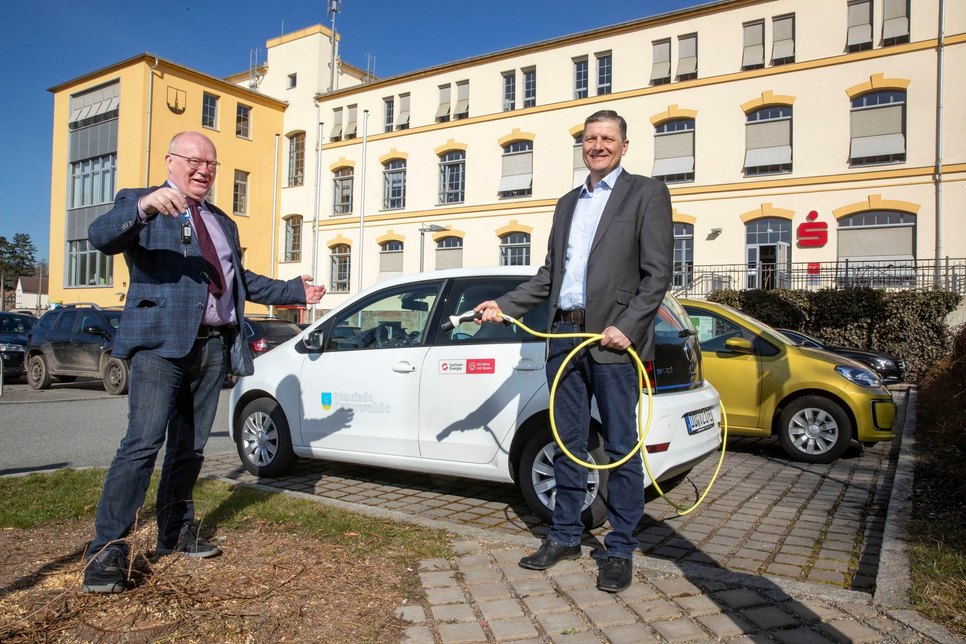 SachsenEnergie Regionalbereichsleiter Detlef Marko übergibt dem Cunewalder Bürgermeister Thomas Martolock das neue Elektroauto. Foto: Lutz Weidler