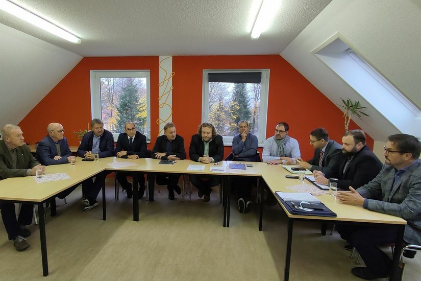 Nach der Sitzung des RBA am 3. November kamen elf Bürgermeister aus dem Norden des Kreises am 5. November in Mühlrose zusammen, um ihrem Ärger über das Vergabeverfahren für die Strukturwandel-Gelder Luft zu machen. Foto: Keil