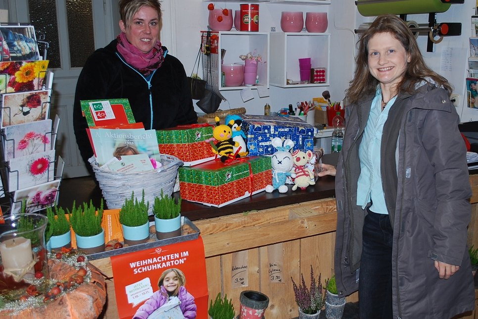 Manuela Neubert (re.) holt auch bei Mitarbeiterin Marlen Haupt von „Insbesondere Floristik“ gespendete Päckchen ab. Foto: ctr