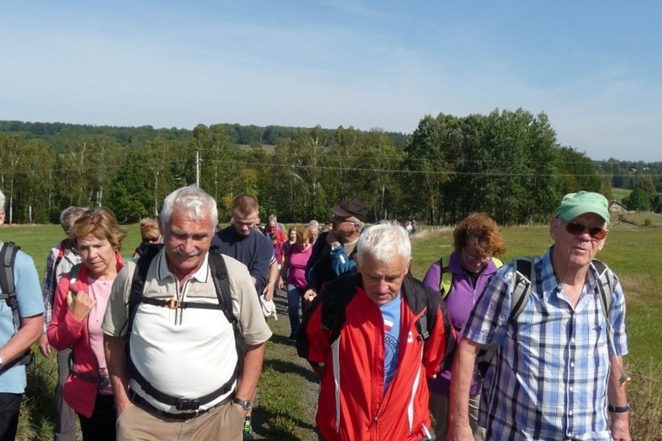 Die über 100 Teilnehmer machen sich auf den Weg zum Wolfsberg. Fotos: privat/Fiedler