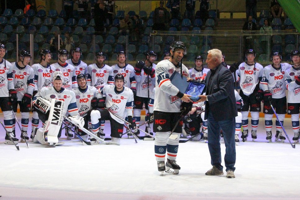 Die Nürnberg Ice Tigers, aus der PENNY DEL, nehmen den Pokal des „So geht sächsisch.“-Cup mit nach Hause. Foto: Büttner
