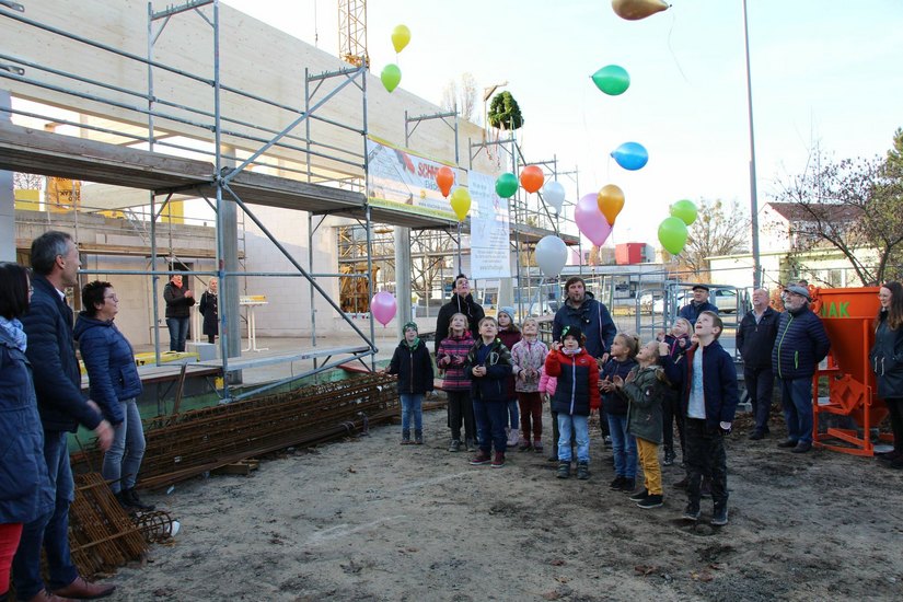 Während des Richtfestes für die Mensa ließen Hortkinder der Grundschule Paul Noack Luftballons in den Himmel steigen. Zuvor hatten Klaus Prietzel, Bürgermeister der Gemeinde Schipkau, und Grit Fritsch, Ortsvorsteherin des Ortsteils Schipkau, den symbolischen letzten Nagel ins Gebälk geschlagen.
