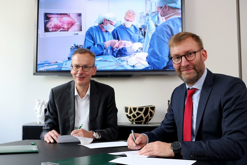 Rainer Striebel, Vorstandsvorsitzender der AOK PLUS, und Jörg Scharfenberg, Geschäftsführer des Herzzentrums (v.l.), bei der Vertragsunterzeichnung.