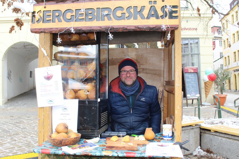 Mit seinem kleinen Verkaufsstand ist Jan Zeman auf dem Wenzelsmarkt zu finden. Käse aus dem Damenstrumpf, das haben viele Leute noch nicht gehört.