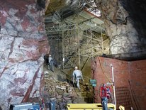 Mit einem riesigen Spezialgerüst wird im Bergwerk Miltitz der Notausgang gesichert und wieder hergestellt. Foto: meeco Communication