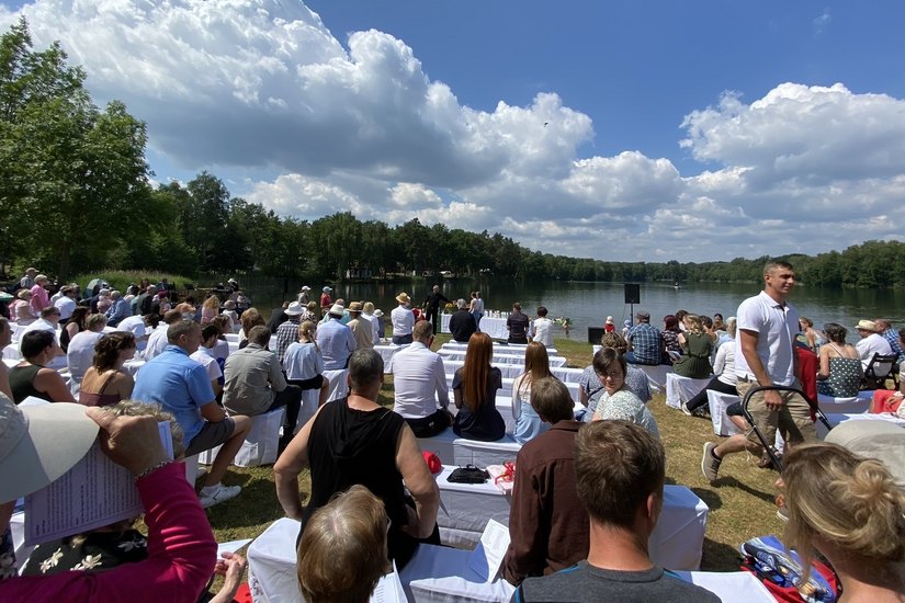 Etwa 300 Menschen feierten den Taufgottesdienst am Bornsdorfer Strand.