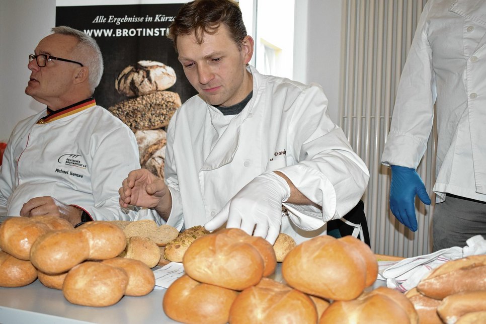 Die Prüfer Michael Isensee vom Brotintitut (links) und Bäckermeister Markus Thonig testen die Brötchen. F.: spa
