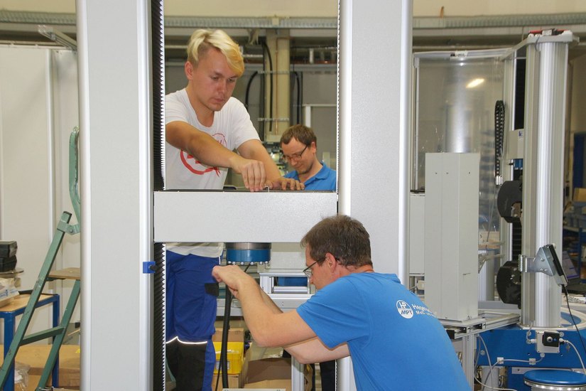 Azubi Florian Hartmann (1. Lehrjahr) arbeitet gemeinsam mit seinem Kollegen Ivo Hake (r.) an einer 25-Tonnen-Prüfmaschine. Foto: Farrar