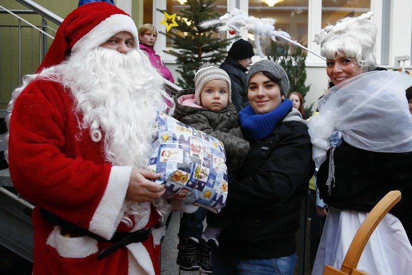 Sicher  wird der Weihnachtsmann beim Geschenke verteilen wieder von der Schneekönigin unterstützt. Foto: M. Förster