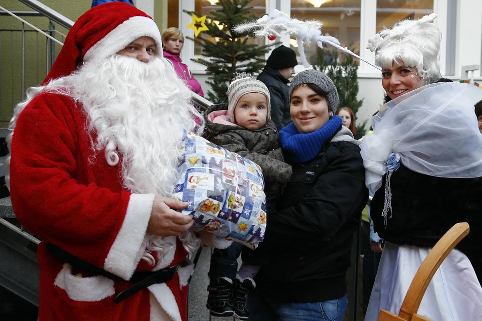 Sicher  wird der Weihnachtsmann beim Geschenke verteilen wieder von der Schneekönigin unterstützt. Foto: M. Förster
