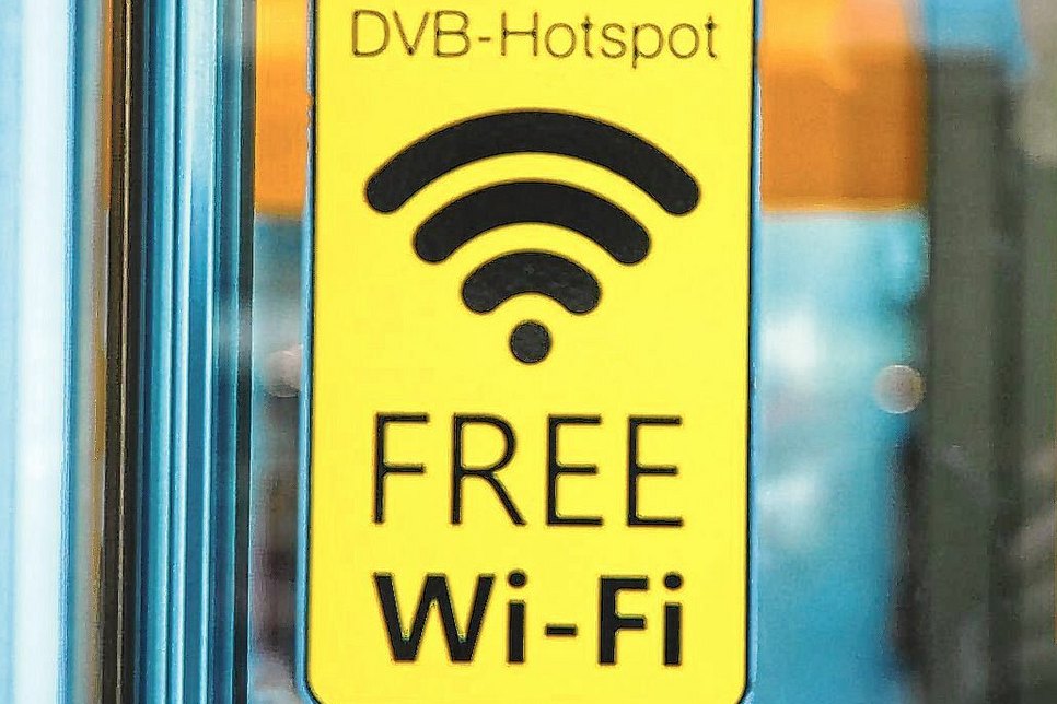 Wo diese Aufkleber an den DVB-Kundenzentren kleben, ist kostenloses Surfen im Netz bereits möglich. Foto: Schiller