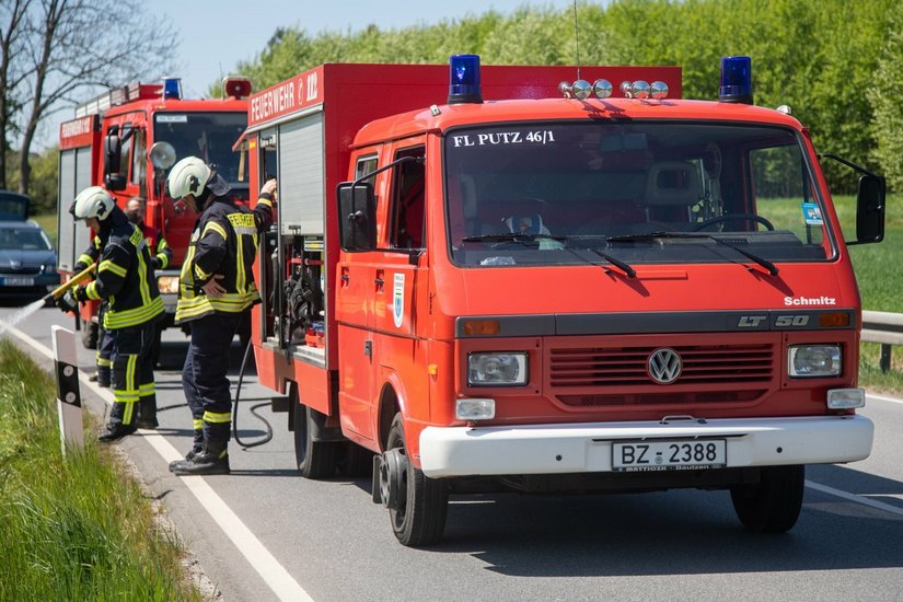 Die Kameraden der Freiwilligen Feuerwehr aus Putzkau löschten einen Wiesenbrand entlang der B98