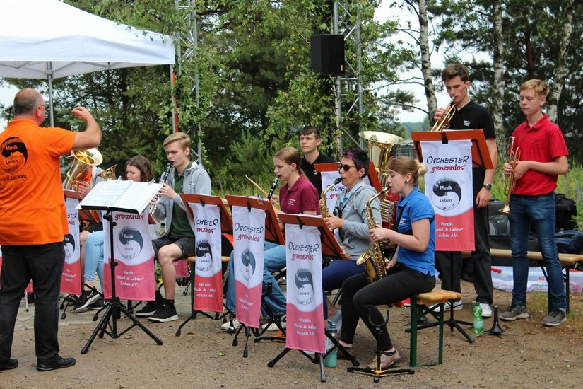 Das Orchesters »Grenzenlos« aus Luckau sorgte für einen musikalischen Rahmen.