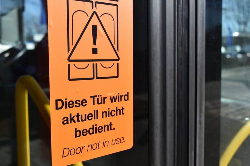 Die vorderen Türen bleiben geschlossen und auch der Ticketverkauf in den Bussen beim Fahrer ist noch nicht wieder möglich. Fotos: DVB Dresden