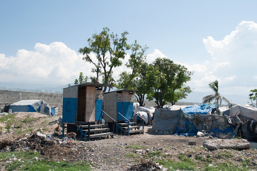 Zeltstadt in Haitis Hauptstadt Port-au-Prince. Das bislang schwerste Beben in der Geschichte des karibischen Landes im Jahre 2010 wirkt bis heute noch nach. Foto: airmaria / fotolia.com