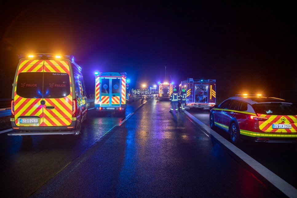 Beim gestrigen Unfall auf der A4, bei dem ein Geisterfahrer einen schweren Verkehrsunfall verursacht hatte, gab die Polizei nun mehr Details bekannt. Fotos: Rocci Klein