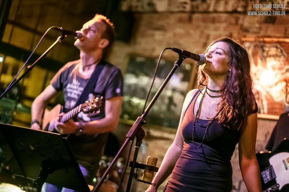 »FamilySound«, die Rock- und Partyband, spielt am 19. Oktober mit Thommy Fecher und Tochter Franze im Irish Pub Slyne Head. Foto: TinoSchulz/www.schulz-tino.de