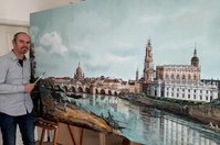 Roberto Preußer vor seinem »Canalettoblick«. Vier Jahre malte er an dem 2,37 x 1,34 Meter großen Bild. Vielleicht hängt es ja eines Tages als Leihgabe in einem Dresdner Hotel. Foto: Pönisch