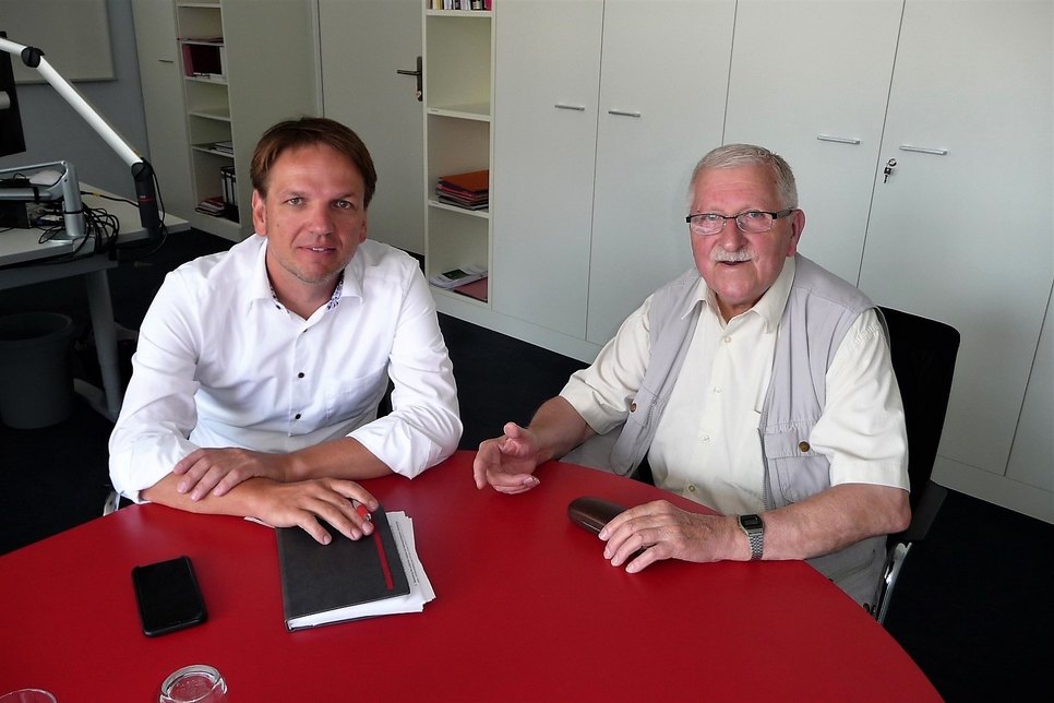 Sebastian Vogel und Klaus Fiedler Im Gespräch über die weitere Zusammenarbeit (v. li.)  Foto: privat