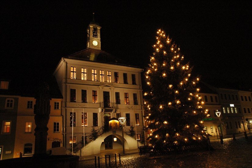 Weihnachtliche Stimmung auf dem Bischofswerdaer Altmarkt. Foto: sta
