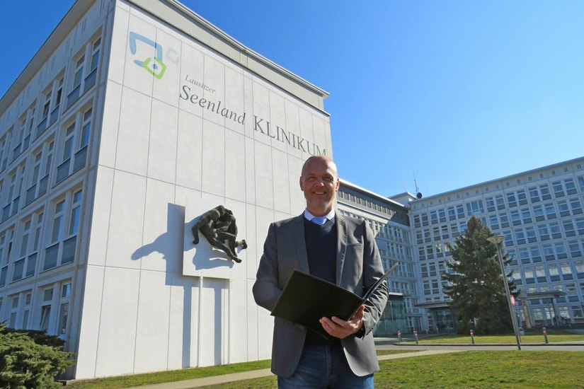 Mirko Papenfuß ist der neue Geschäftsführer des Lausitzer Seenland Klinikums. Foto: Silke Richter