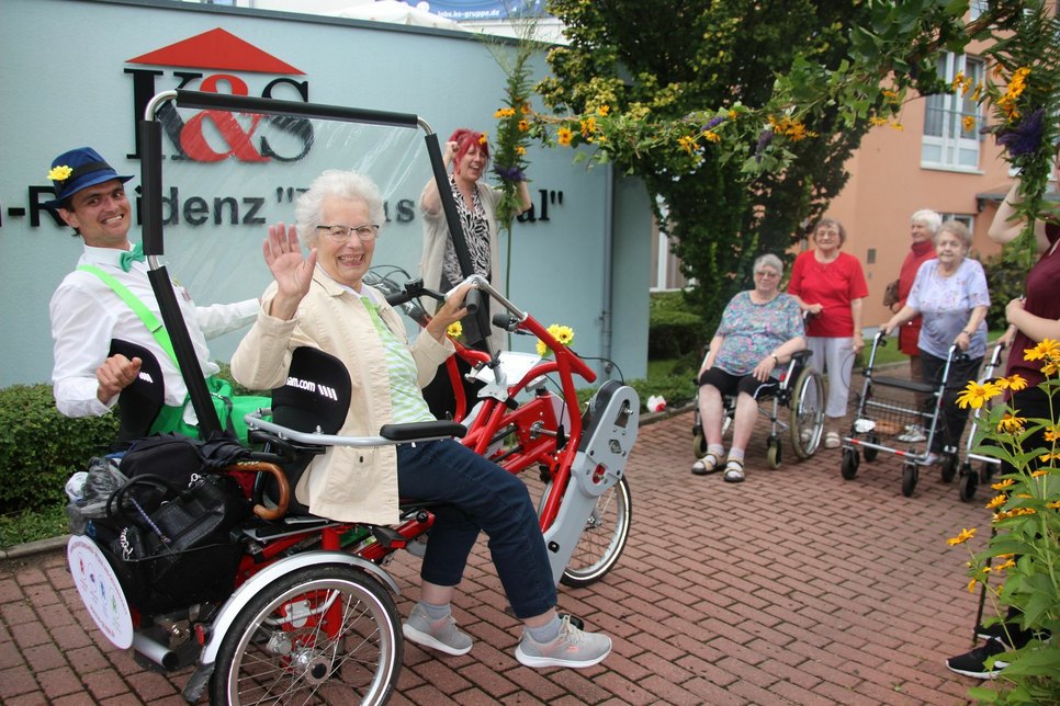 Lutz Dressler und Hannelore Besser bei ihrer Ankunft in Radebeul. Die 80-jährige Heimbewohnerin war von der Tour und dem Rad total begeistert. Foto: Pönisch