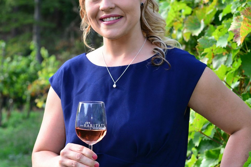 Jenny Zumpe (32) ist ebenfalls Weinprinzessin des Jahrgangs 2018/2019, jedoch in Jessen. Das gehört zwar zu Sachsen-Anhalt, doch die Jessener Weinberge zählen zum sächsischen Weinanbaugebiet. Fotos (3): Kahle/Weinbauverband Sachsen