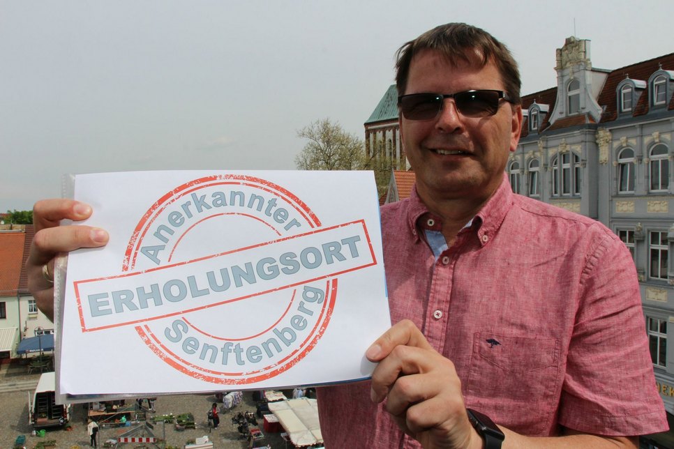 Andreas Groebe von der Stadtverwaltung Senftenberg mit dem Siegel »Anerkannter Erholungsort«. Foto: sts
