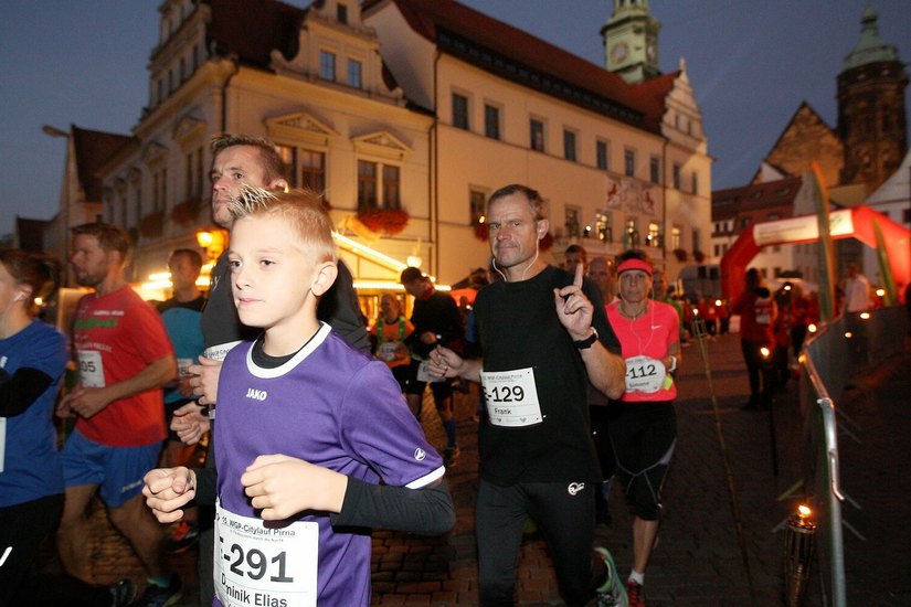 Start zum 15. Citylauf in Pirna auf dem historischen Markt vor dem Rathaus.