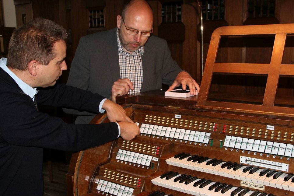 Im Beisein des Oberbürgermeisters Olaf Raschke hat die Firma Jehmlich im Zuge des Orgelumbaus auch das Register für die neue Porzellanorgel eingebaut.