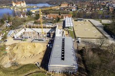 Blick auf die Baustelle der neuen Multifunktionsreithalle des Landgestütes Moritzburg.
