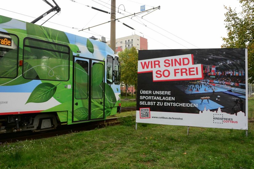 Mit der Plakat-Kampagne "Wir sind so frei" machte die Stadt Cottbus vergangenen Herbst mobil gegen die Pläne des Landes, eine Kommunalreform durchzuführen, die am Ende den Verlust der Kreisfreiheit bedeuten würde. Foto: Helbig