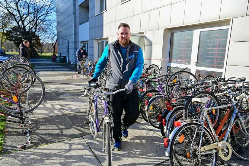 Stefan Damm, Objektbetreuer bei Vonovia, bereitet liegengebliebene Fahrräder für die Übergabe an den Lebenshilfe Dresden e.V. vor. Foto: Vonovia SE/Anja Schneider