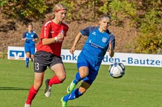 Die BFV 08-Spielerin Nadine Rinke (blaues Trikot) im Antritt gegen eine Verteidigerin von Turbine Potsdam II. Gegen die Brandenburgerinnen schaffte Bischofswerda ein 1:1 Unentschieden.
