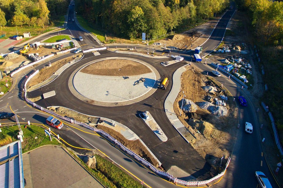 Der künftige Kreisverkehr bei Vetschau aus der Vogelperspektive. Ende Oktober werden die Arbeiten eingestellt und die Baustelle winterfest gemacht. Foto: Holger Neumann Fotografie