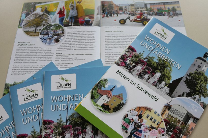 Die neue Broschüre „Wohnen und Arbeiten mitten im Spreewald“. Foto: Stadt Lübben