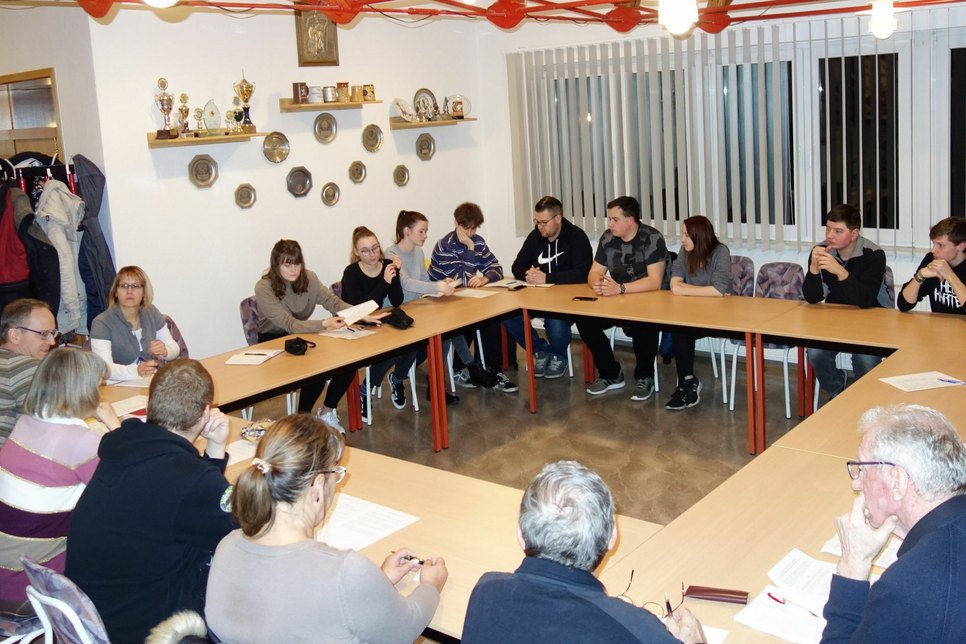 Die Jugendversammlung in Briesen- Kinder und Jugendlichen waren eingeladen, mit ihren Gemeindevertretern zu diskutieren. Foto: K. Möbes