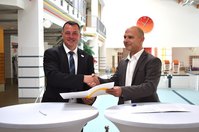 Landrat Udo Witschas (links) und der Bürgermeister von Schirgiswalde-Kirschau, Sven Gabriel, haben am Montagvormittag die Vertragsunterzeichnung im Bad vorgenommen.