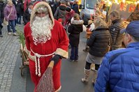 Gehört zum Weihnachtsmarkt dazu: Der Besuch des Weihnachtsmannes. Der hat in Herrnhut am 
2. Dezember gegen 16.15 Uhr seinen Auftritt.