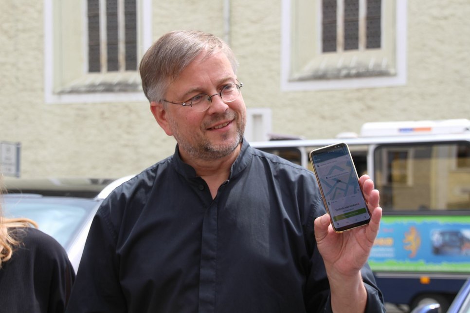 Dr. Michael Wieler probierte eine der Apps direkt vor Ort aus. Foto: Keil