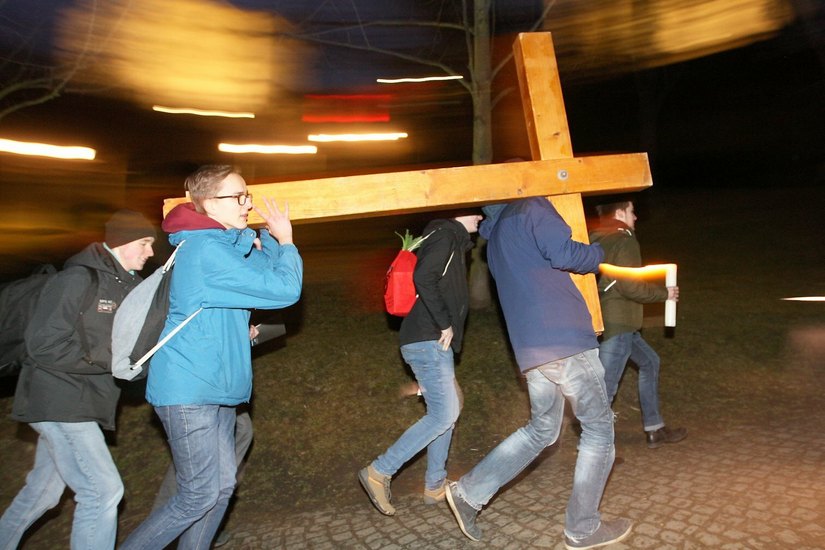 Junge Christen auf dem Ökumenischen Kreuzweg #beimir in Pirna.