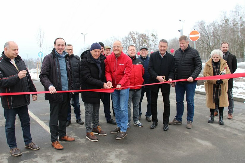 Der neue Lkw-Parkplatz am Autohof Klettwitz an der A13 wird mit einem symbolischen Banddurchschnitt freigegeben. Die Scheren führen Josef Meier (Geschäftsführer M &amp; S Gewerbepark GmbH), Jan Fichte (Betreiber der Sprint-Tankstelle) und Klaus Prietzel (Bürgermeister der Gemeinde Schipkau).