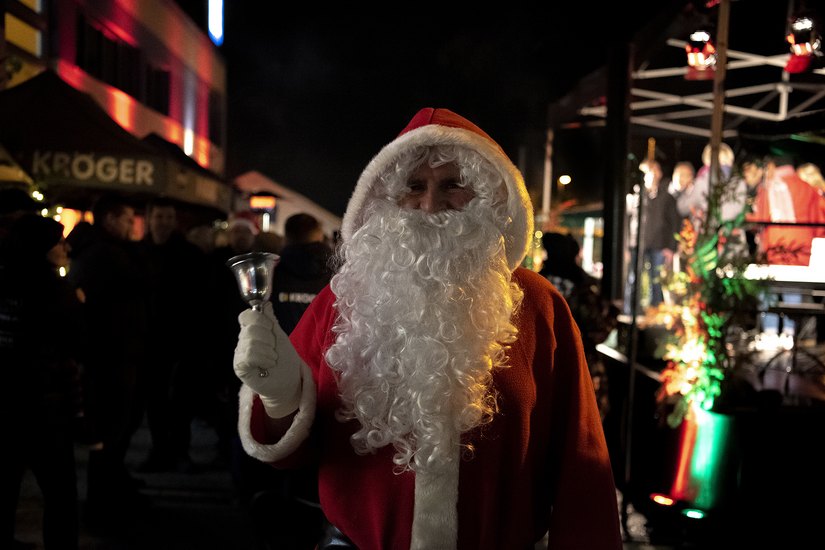 Natürlich schaut auf dem Weihnachtsmarkt in Massen auch der Weihnachtsmann persönlich vorbei. Foto: Firmenverbund Kröger