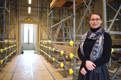Schlossleiterin Sabine Peinelt-Schmidt steht im Spiegelsaal des Barockschlosses. Das aufgebaute Gerüst soll die sanierungsbedürftige Dachkonstruktion stützen.