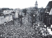 13. März 1990 - Bundeskanzler Kohl verspricht auf dem Oberkirchplatz den Umtauschkurs 1:1. Foto: Erich Schutt