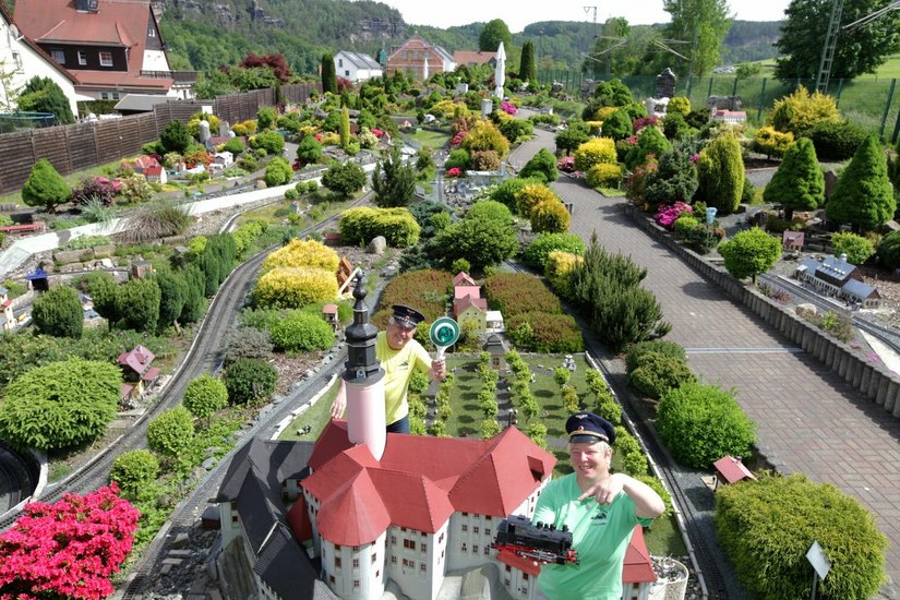 Blick von oben in den Park – im Vordergrund Schloss Weesenstein – Beatrice Hanisch (re.) und Lothar Hanisch, Inhaber der Eisenbahnwelten.