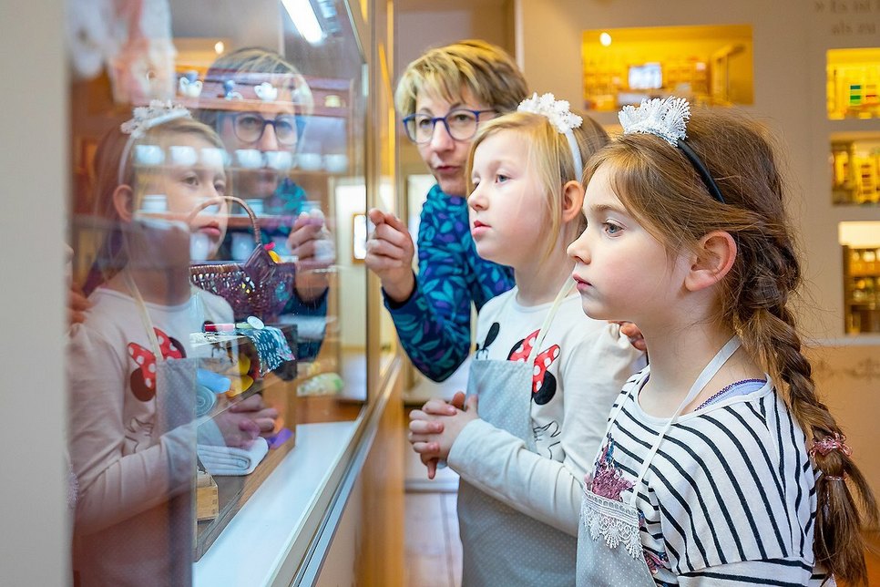Bei einem Rundgang durch die Dauerausstellung können die Kinder die kleinen Kaufmannsläden mit ihrer Ausstattung bestaunen.  Foto: LKEE/Franke